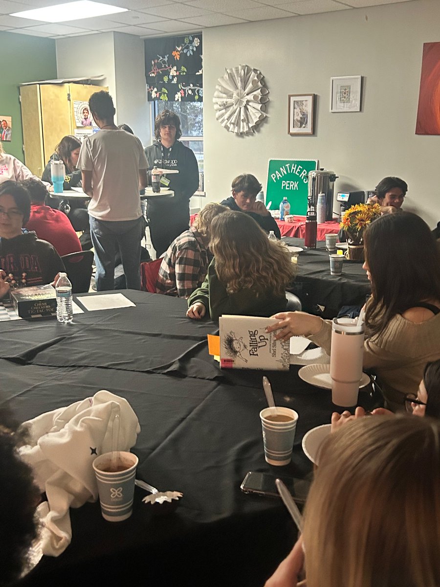 MrsStory_kphs's tweet photo. English 3’s Poetry Cafe was amazing! We loved hearing the students heartfelt messages!❤️ Special thanks to KPHS culinary, Donald’s Donuts, and Nothing Bundt Cakes for the amazing treats!  @HumbleISD_KPHS #wearekpark https://t.co/AwBgB2FOiL