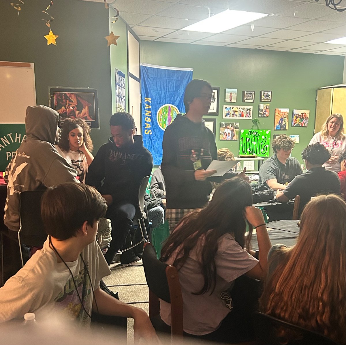 MrsStory_kphs's tweet photo. English 3’s Poetry Cafe was amazing! We loved hearing the students heartfelt messages!❤️ Special thanks to KPHS culinary, Donald’s Donuts, and Nothing Bundt Cakes for the amazing treats!  @HumbleISD_KPHS #wearekpark https://t.co/AwBgB2FOiL