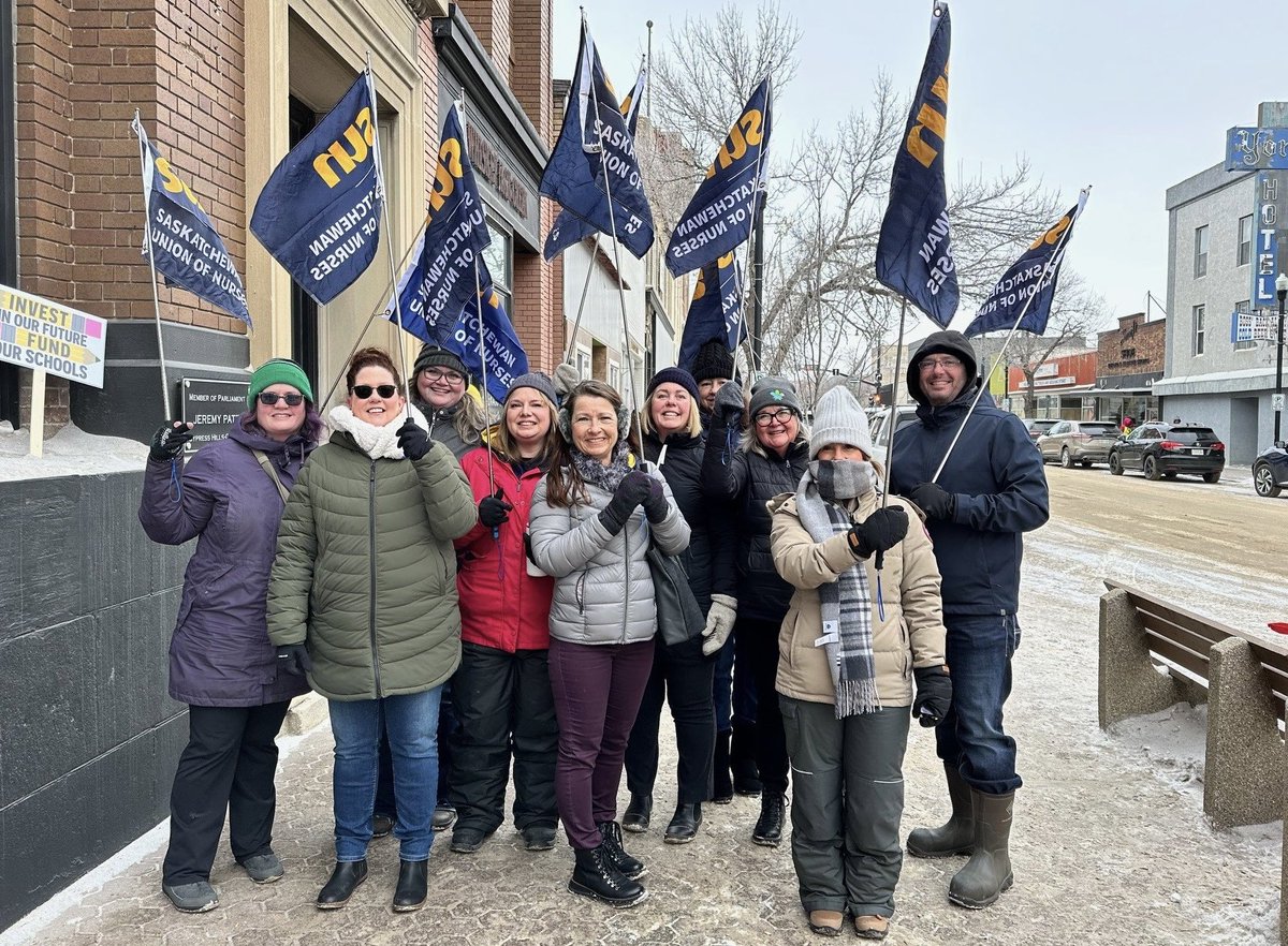 SUNnurses's tweet photo. Today, and every day, #Sask registered nurses stand shoulder to shoulder with our province’s teachers. 

#SupportSTF  - support our students!

#skpoli https://t.co/FwoKD30CAs