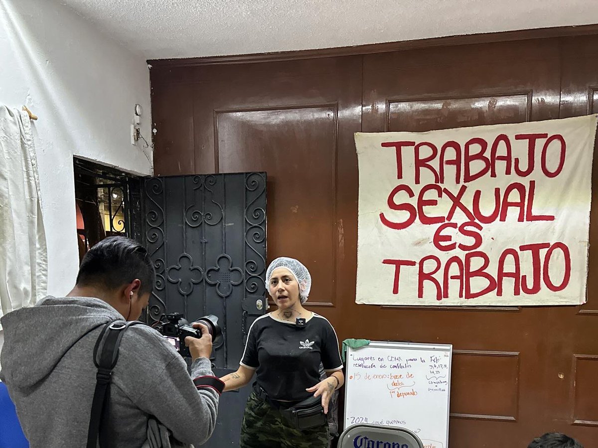 amets_mex's tweet photo. El miércoles pasado iniciamos con las Cenas Calientes para banda Trabajadora S. Aquí unas fotillos. 

Les esperamos todos los miércoles de enero y febrero para cenar!! ✨🖤

#trabajadorxssexualesorganizadxs #amets https://t.co/FWUSH1UcS6