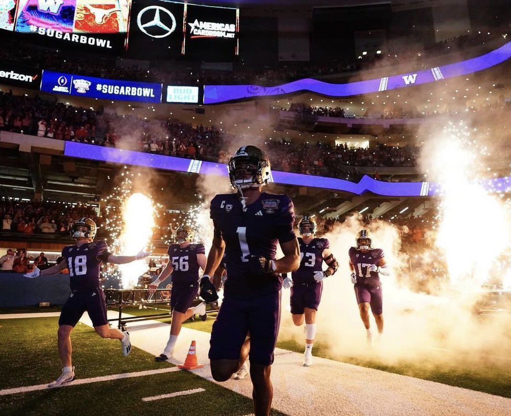 david4degraff's tweet image. Blessed to have received an offer from The University of Washington ☔️ @CoachJeddFisch @CoachOmura @Coach_KC84 @CoachMessay