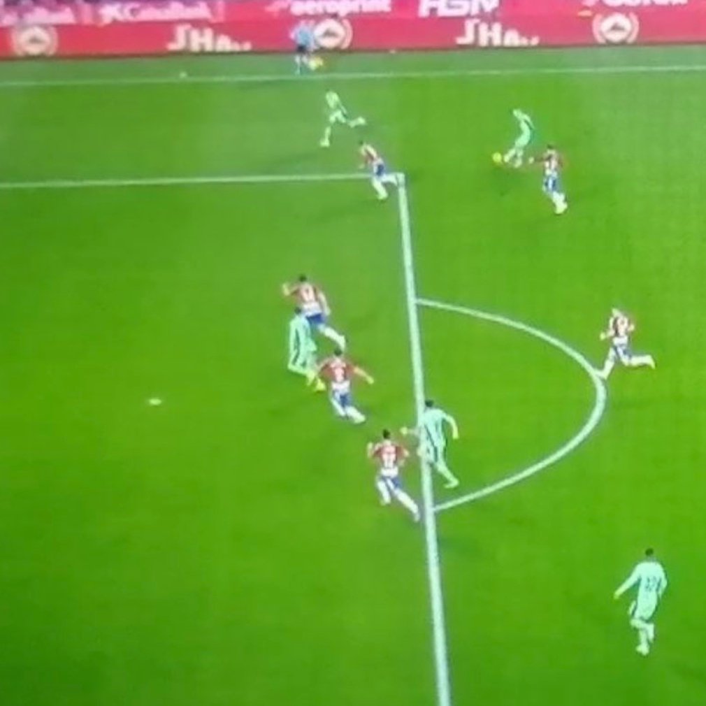 Lavozgalactica's tweet photo. Hoy el Granada ha sufrido un atraco por parte del Atlético de Madrid:

- Gol en fuera de juego de Morata.
- Penalti por mano no pitado.

Hoy no habrá comunicado del equipo, ni se hablará en prensa o medios. https://t.co/pQIvAfj4wC