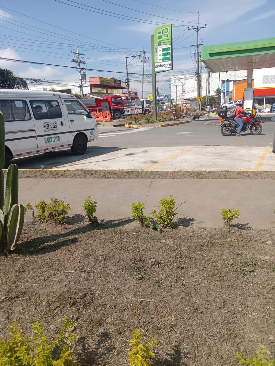 NCEjeCafetero's tweet photo. #CNCInforma #Dosquebradas #BomberosDosquebradas acudió al llamado a un escape de gas en el sector de la.vadea, frente a la estación de servicio #biomax, obreros trabajaban en el andén y con la retroexcavadora rompieron un tubo de #Efigas ya fue controlado. https://t.co/R3ZujOU5lG
