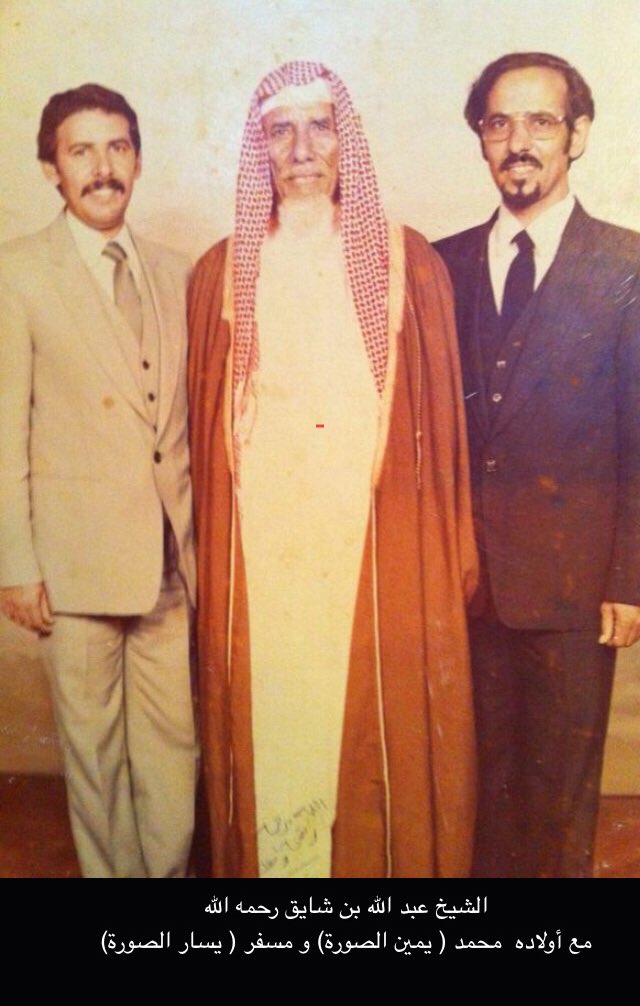 saeedalyousf's tweet photo. يهبطون سوق ثلاثاء  الحميد بالشهم
شيخهم ابن شايق
جبل اثرب شامخا يطل على قريتهم
العوامر في تهامة جيرانهم
أرضهم زراعية خصبة في السراة وفي أصدارهم
يقول شاعرهم شايق :
شائق يقـل وين رحتم يا دعاة السلام؟
في كل يوم اسمع التهديد من روسية
فيها صواريخ تمشي تسعة الآف ميل
ما دولة الاَّ وتتعهـّـد بتدميرها
الرد:
يا صاحب القصر وش بك ما تردَّ السلام
في ديرة(ن) طيـّـبة وجبالها روسيه
والقصر من يطلعه دربه يجي لافّ ميل
وقلوبنا حكمها بيدك وتدبيرها

ويقول :
البدع:
سلام يا ذا على عيني ومثل الروح
سلام(ن) أحلى من السكر وذوقاته
يا بو شنب كم لي أترجـّـى لكم يا كم
واسال واقل عساها زانت احواله
عساك طيب وبشـّـرني وكيف الحال؟
وان كنت زعلان علـّـمني واراضيكم
مع انـّـك أتعبتني وتحبّ شيغالي
الرد:
ودّي نسافر على مصر العرب ونْروح
قلبي يحبّ السفر دايم وذا اوقاته
ودّي نسافر معا ونـْـروح ويـّـاكم
واحيل عن وادي النهيين وحوالة
ونفارق الناس في بلجرشي والحال
ما عاد شيء فائدة بارضي واراضيكم
ارض الكنانة بها الطيـّـب وشيء غالي

سلامي لأهل #حواله #بلجرشي #غامد
