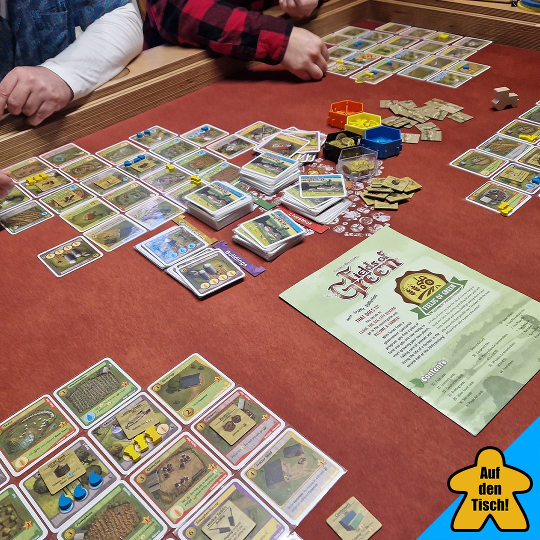 aufdentisch1's tweet image. Man hätte es in den letzten Wochen vergessen können, aber Landwirtschaft besteht nicht nur aus blockierten Straßen und wütenden Mobs. In #FieldsofGreen baut man über mehrere Draftrunden ganz klassisch... [1/4]

#aufdentisch #brettspeiele #brettspiel #bauernhof #farm @ArtipiaGames