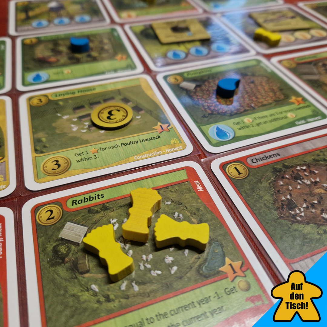 aufdentisch1's tweet image. Man hätte es in den letzten Wochen vergessen können, aber Landwirtschaft besteht nicht nur aus blockierten Straßen und wütenden Mobs. In #FieldsofGreen baut man über mehrere Draftrunden ganz klassisch... [1/4]

#aufdentisch #brettspeiele #brettspiel #bauernhof #farm @ArtipiaGames