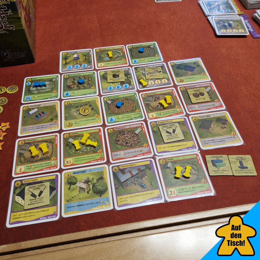 aufdentisch1's tweet image. Man hätte es in den letzten Wochen vergessen können, aber Landwirtschaft besteht nicht nur aus blockierten Straßen und wütenden Mobs. In #FieldsofGreen baut man über mehrere Draftrunden ganz klassisch... [1/4]

#aufdentisch #brettspeiele #brettspiel #bauernhof #farm @ArtipiaGames