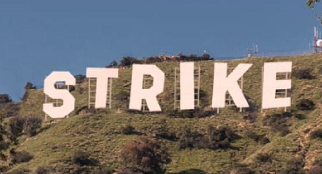 🚨Musicians may be the next to strike in Hollywood,
fighting for fair compensation in the age of streaming and AI advancements.

The gap in earnings for soundtracks between streaming productions and traditional cinema is sparking action.

#HollywoodStrike #FairPayForMusicians