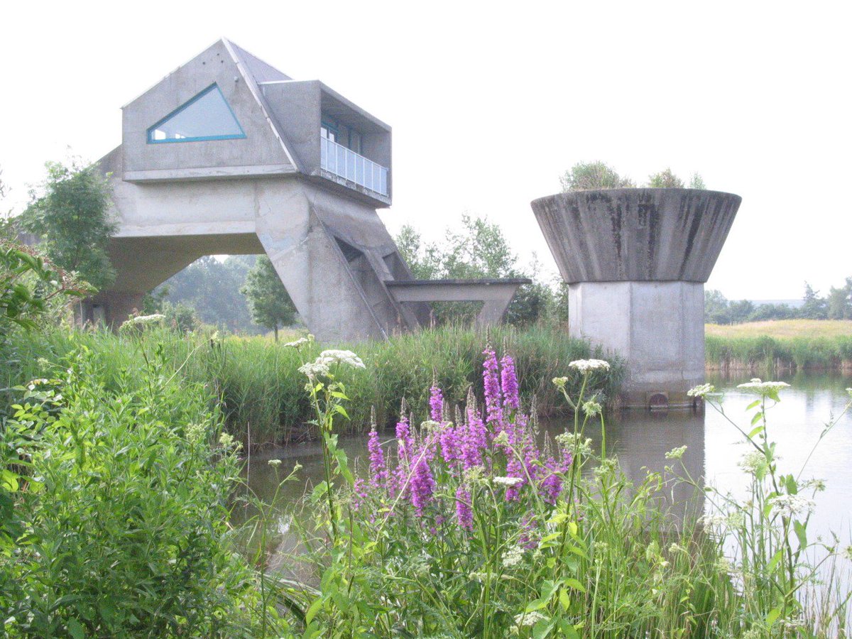 Helaas... waterschap <a href="/ValleienVeluwe/">Waterschap Vallei en Veluwe</a> wil dit markante bouwwerk afbreken, en een deel van de prachtige (tijdelijke) natuur op dit rioolwaterzuiveringsterrein bebouwen #KeesvanLoohuizenpark #brutalisme #Ede