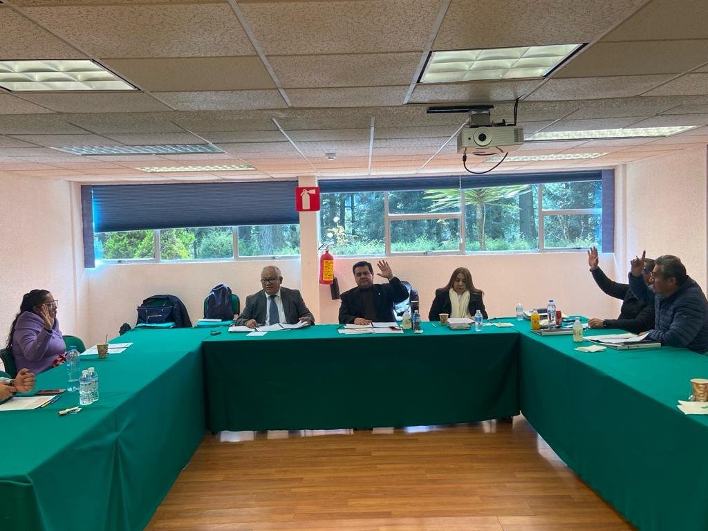 TeschiOficial's tweet photo. El Lic. Primitivo Efrahín Avendaño Cano, encargado del Despacho de la Dirección General, acudió a las instalaciones del #CEFONDEN, donde se realizo la Quincuagésima Sesión Extraordinaria de la H. Junta Directiva del TESChi

@delfinagomeza 
@DGES_Edomex https://t.co/KxHv7wmtQF