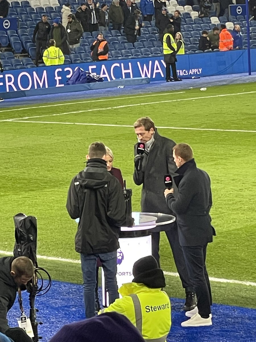 AmboTambo's tweet photo. Looking chilly @petercrouch @sjsidwell  puddings is massive! #seagulls #sussexbythesea https://t.co/SBKWlpxV4B