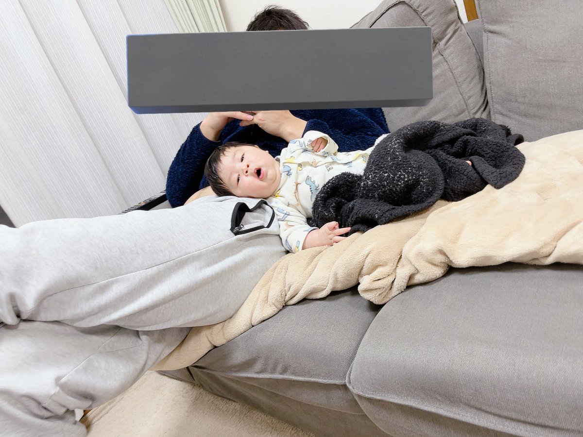 04th_mmm's tweet photo. 次男のくつろぎ方に貫禄を感じます https://t.co/J0e62LrsHV