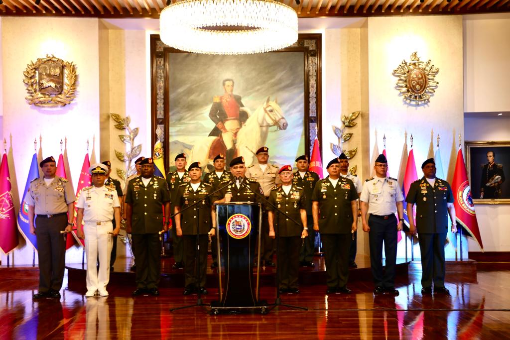 opermarcano4's tweet photo. En la #FANB y su @Milicia_B1, rechazamos contundente y categóricamente todas aquellas acciones terroristas de grupos mercenarios financiados por la oligarquía, que intenten desestabilizar la paz del pueblo venezolano.
¡LEALTAD ABSOLUTA! https://t.co/Og7xobhCdy