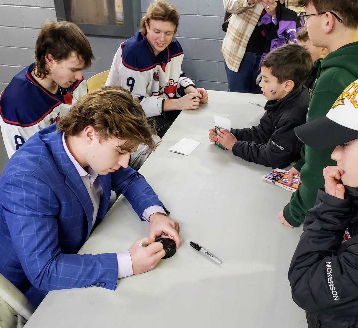 Sicamous_Eagles's tweet photo. The @Sicamous_Eagles player signings from Saturday night. #forthekids #community #DevelopingYoungMen @KIJHL @KijhlS https://t.co/4lKQUXMJY2