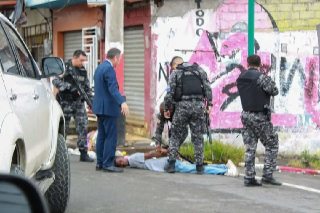 Notinstante_Es's tweet image. 🟣 GOBERNADOR CAPTURA A #DELINCUENTE EN DELITO #FLAGRANTE EN CENTRO DE #ESMERALDAS 
Cuando un delincuente arranchaba un teléfono celular a una dama en pleno centro de la ciudad, el ejecutivo provincial que observó el hecho junto con miembros de @PoliciaEcuador