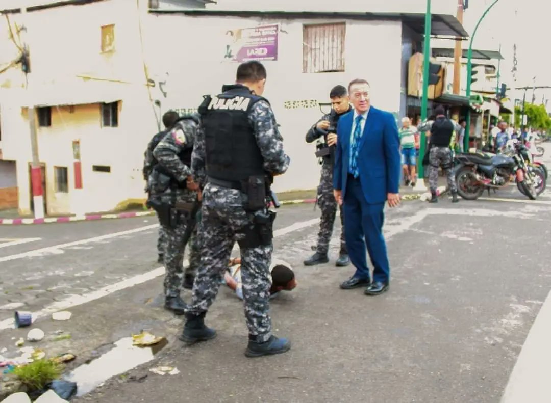 Notinstante_Es's tweet image. 🟣 GOBERNADOR CAPTURA A #DELINCUENTE EN DELITO #FLAGRANTE EN CENTRO DE #ESMERALDAS 
Cuando un delincuente arranchaba un teléfono celular a una dama en pleno centro de la ciudad, el ejecutivo provincial que observó el hecho junto con miembros de @PoliciaEcuador