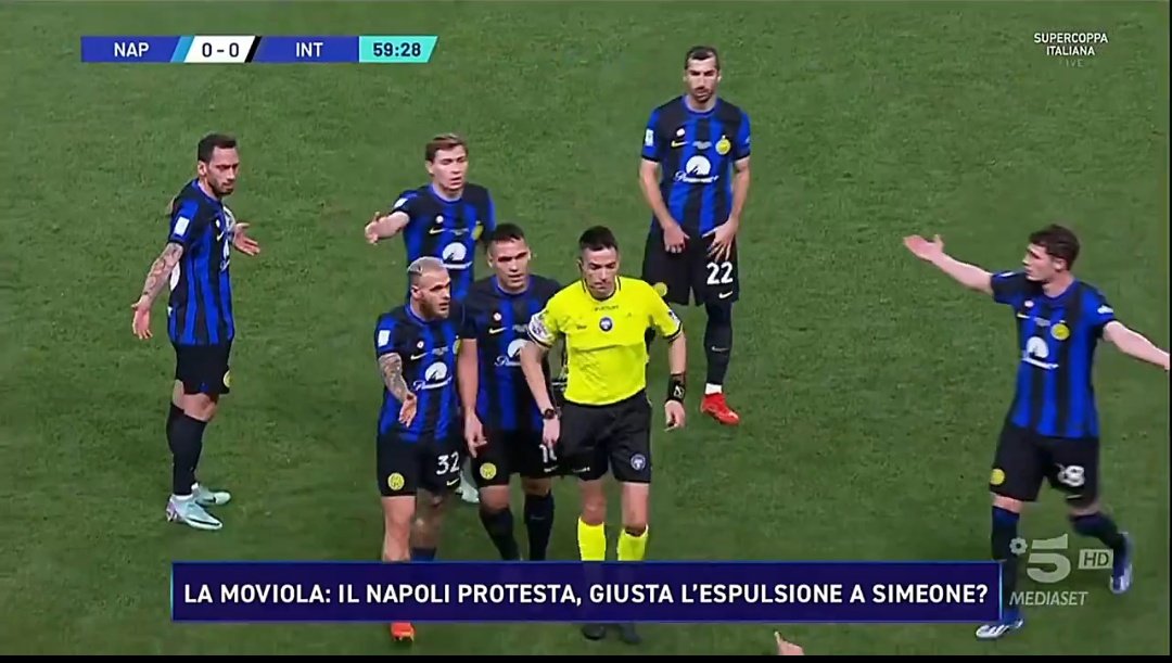 6 giocatori del Inter a chiedere il secondo giallo a Simeone #NapoliInter