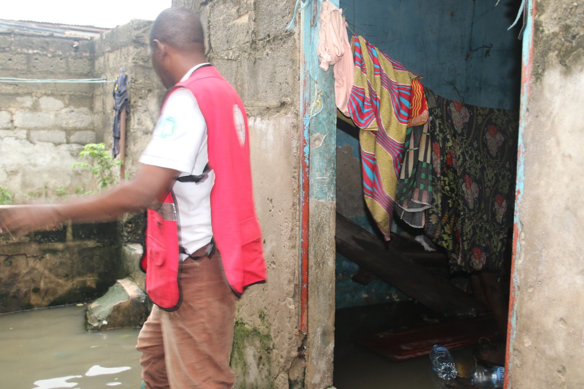 TRCS Ag. Director of Disaster Alfred Mwanjali together with Volunteers have conducted floods assessment in Tandale Ward,Kinondoni District <a href="/IFRCAfrica/">IFRC Africa</a> <a href="/ifrc/">IFRC</a>