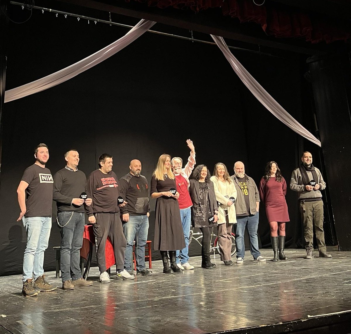 izglave's tweet photo. Drugovi #izglave: Lur, Crveni đavoli, @veravilotijevic, @respublica034, Marko i Mira Stamatović, @LokalniFront i opravdano odsutan Darko Cvijetić.
Jednom ispod slike da piše: oni su se borili. https://t.co/QhTn31jwrA