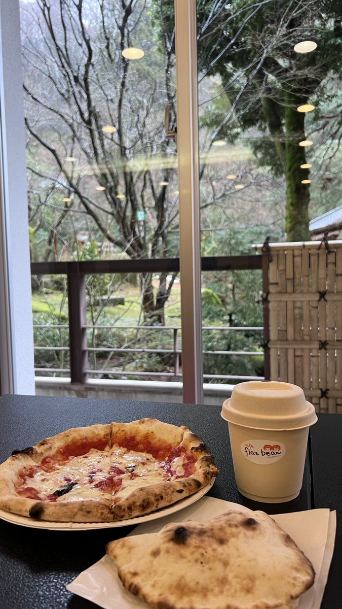 aganoya's tweet photo. 長生館で昼ピザ♨️🍕✨

#長生館
#村杉温泉
#猛牛ピザ
#flatbean https://t.co/W5ZyG8Oy9l
