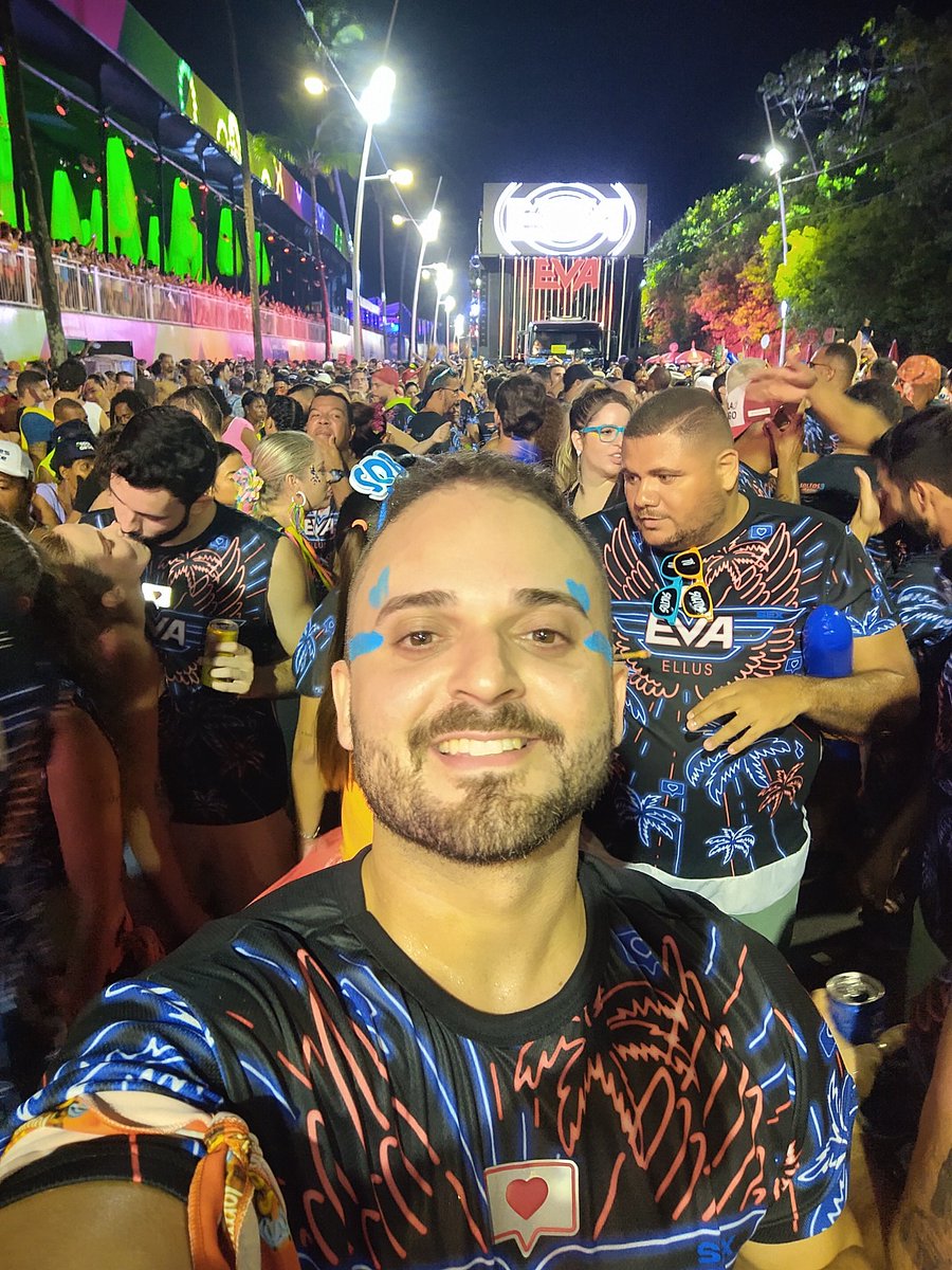 athawilldson's tweet photo. Alguém edita essa foto pra mim por favor? Preciso tirar algumas pessoas que aparecem na foto atrás de mim!! https://t.co/OxE9rB6Y4j