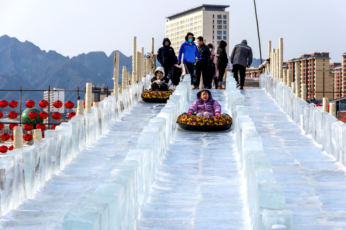 poly9429's tweet photo. @iHebei_GWNM 
宽城县第八届冰雪运动会，小运动员们英姿飒爽，游客们也带着孩子感受了冰滑梯的乐趣
In the 8th Ice and Snow Games in Kuancheng County, the young athletes were very brave, and the tourists also took their children to experience the fun of the ice slide.
#HebeiAchievements https://t.co/gnKIfe6rgv