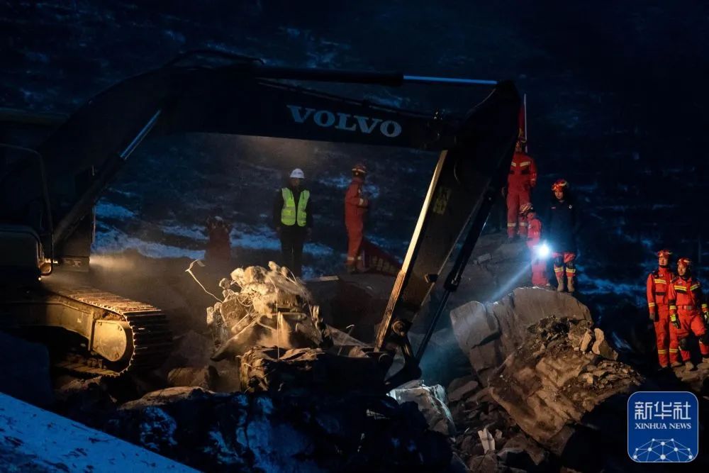 1月22日6时许，云南昭通市镇雄县塘房镇凉水村发生山体滑坡，造成18户房屋被掩埋、47人失联。事发一个小时内，就有10多名消防员迅速赶到现场了，虽然积雪厚，但他们马上投入救援。随后，各方救援力量陆续赶来，不眠不休开展救援。