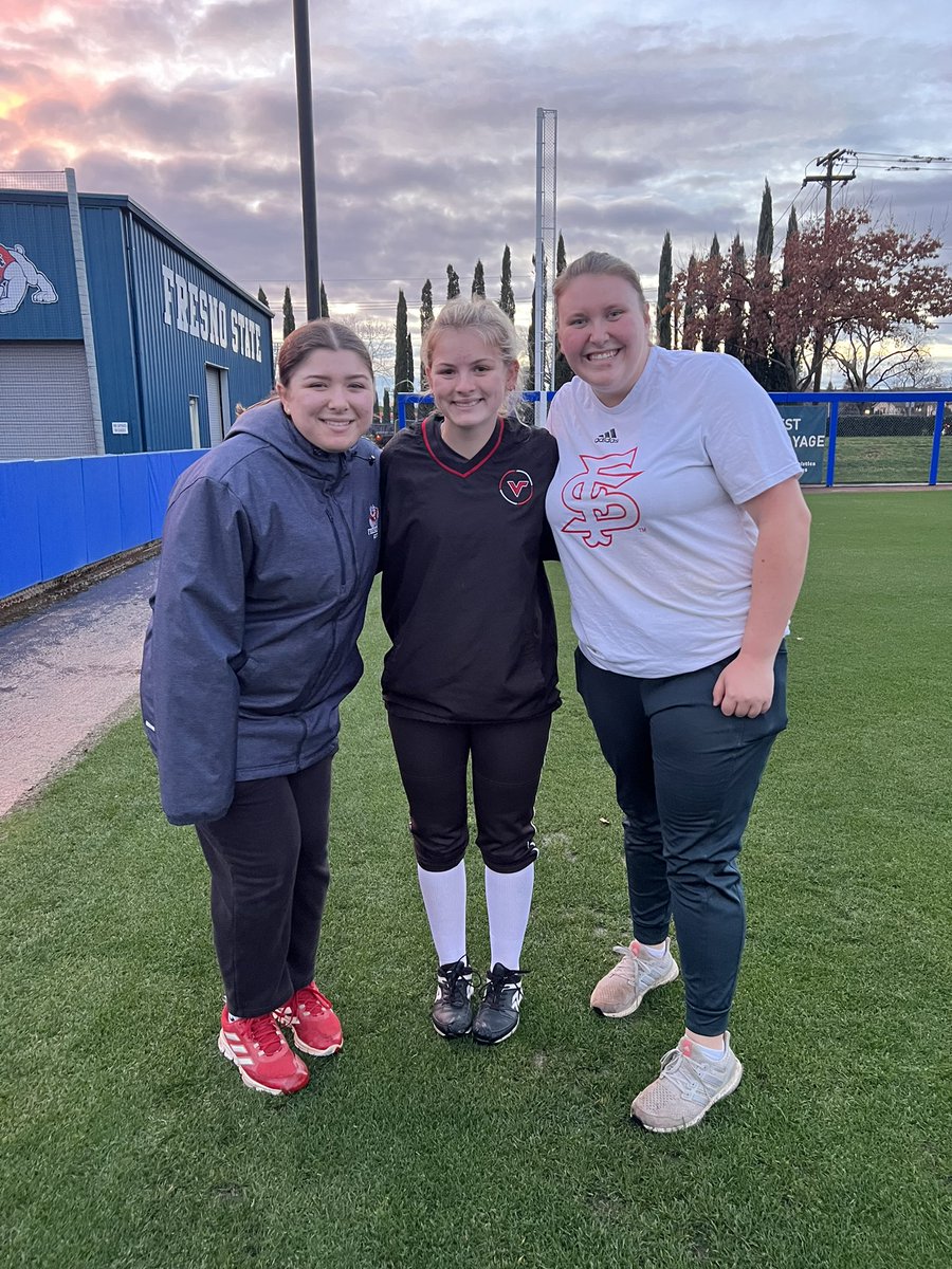 Love the coaches and campus @FresnoStateSB! Thank you so much for hosting a great camp! @StacyMayJohnson @whitney_arion @Hey_Coach_Bobby and Coach Shelby. @softballserayah and Ruby, good luck this season! Love Fresno softball! @GoMVB @GoMVBSoftball @VisionGold2026…
