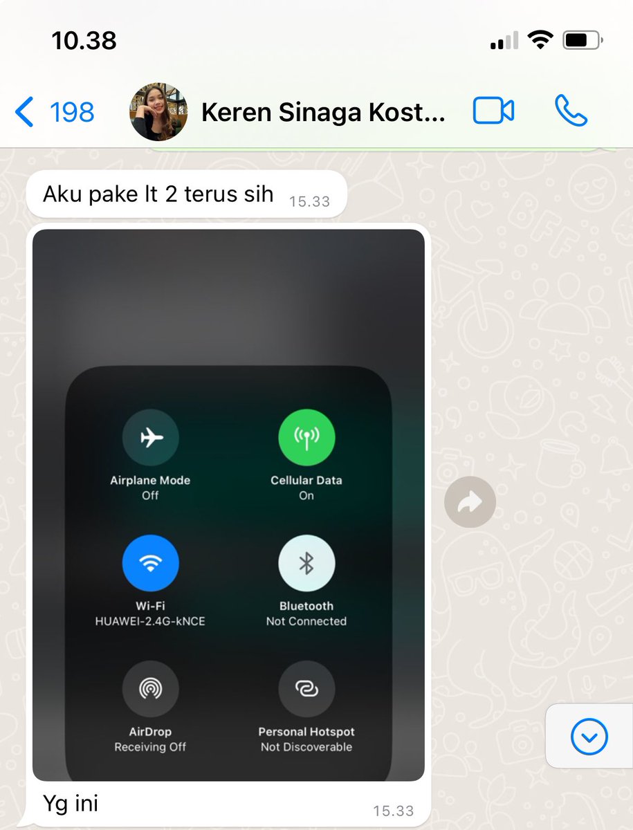 tju_veronica's tweet photo. Terus gua masi penasaran, krna wifinya ada kok di lt2 tpi knp cmn gue doang yg gbsa akses? Gua iseng chatin orgorg di grup ank kost. Yg gua jga ga kenal yg gua chat di kamar brp. Nnyain dia pke wifi yg mana. Dia pke wifi lt 2 dngn nama sebagai berikut. HUAWEI 2 AJG NAMA WIFINYA https://t.co/ZR9HDD9j0m