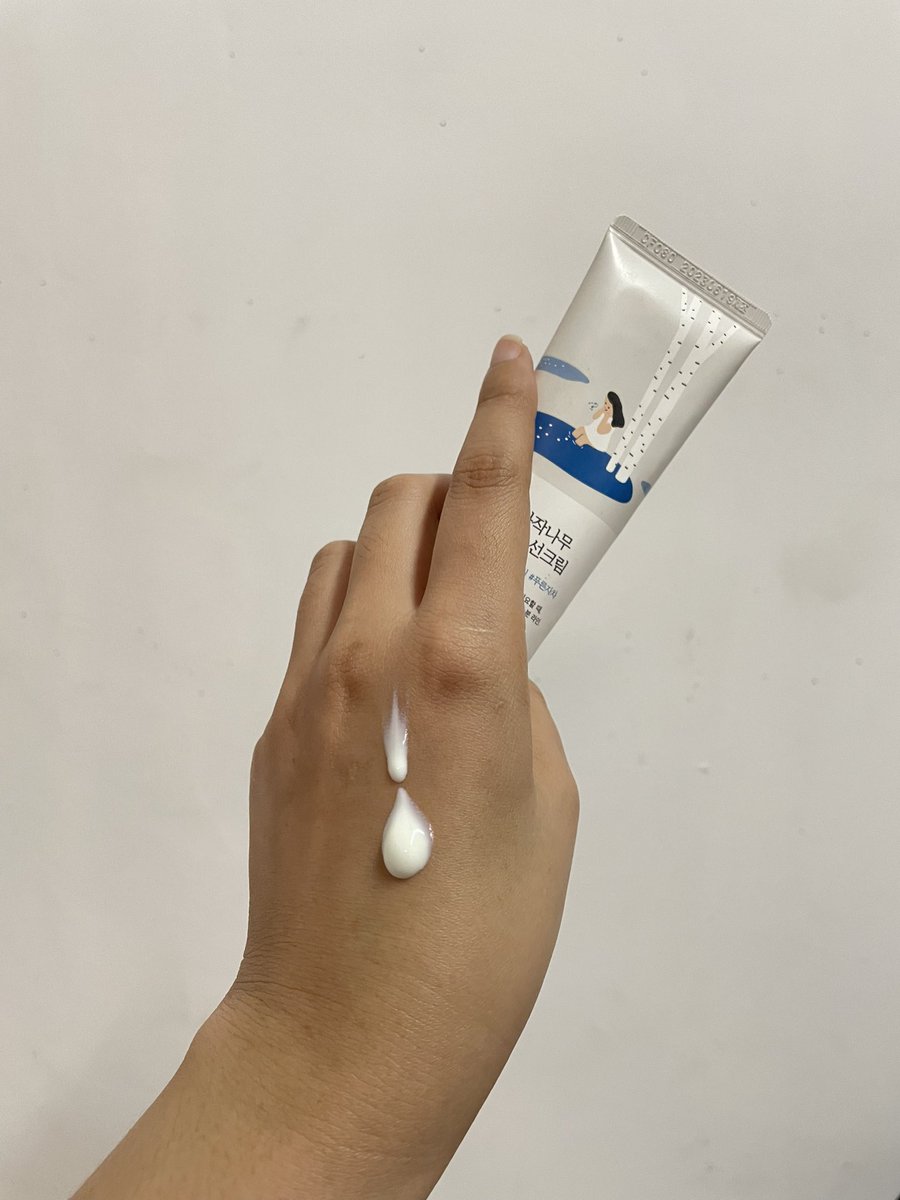 Appstore_knt's tweet image. จริงๆอันนี้ได้เป็นของฝากจากเจ้านายแต่ส่วนตัวรู้สึกว่าใช้ดีมากๆ ให้ความชุ่มชื้น หลังทารู้สึกได้ว่าผิวชุ่มชื้นขึ้นทันที (เราคนหน้ามันง่ายก็ใช้ได้ไม่เยิ้ม)ไม่มีกลิ่น หรือน้ำหอมใดๆ คนแพ้ง่ายใช้ได้แน่ๆ มี SPF 50+ PA+++ ไม่วอก ไม่ลอยทาแล้วกลืนกับผิวเลย 
#ครีมกันแดด #roundlabsunscreen