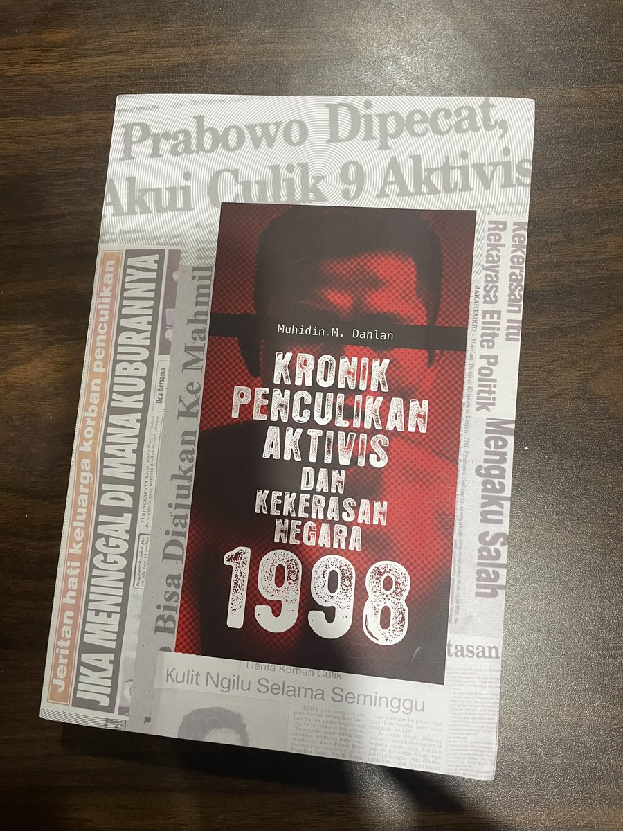 savicali's tweet photo. Para pelaku kejahatan akan selalu berusaha agar publik lupa atas kejahatan mrk. Maka upaya mengingatkan mesti terus diikhtiarkan. Buku ini berisi klipingan-klipingan media tentang sepak terbang Prabowo selama jadi jendral dan menantu Pak Harto. Juga konteks yang melatarbelakanginya.