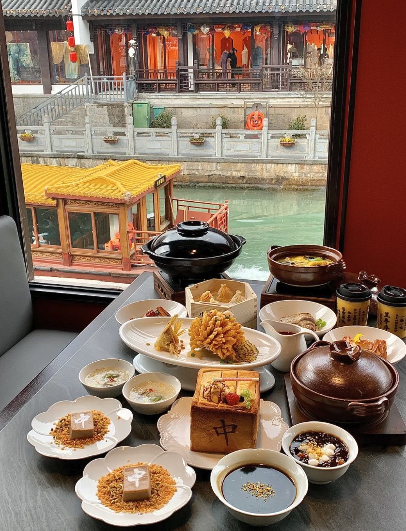 Does the afternoon tea by Nanjing's Qinhuai River 秦淮河 captivate your heart? ☕🌆
#NanjingTeaTime #QinhuaiRiver #CityCharm