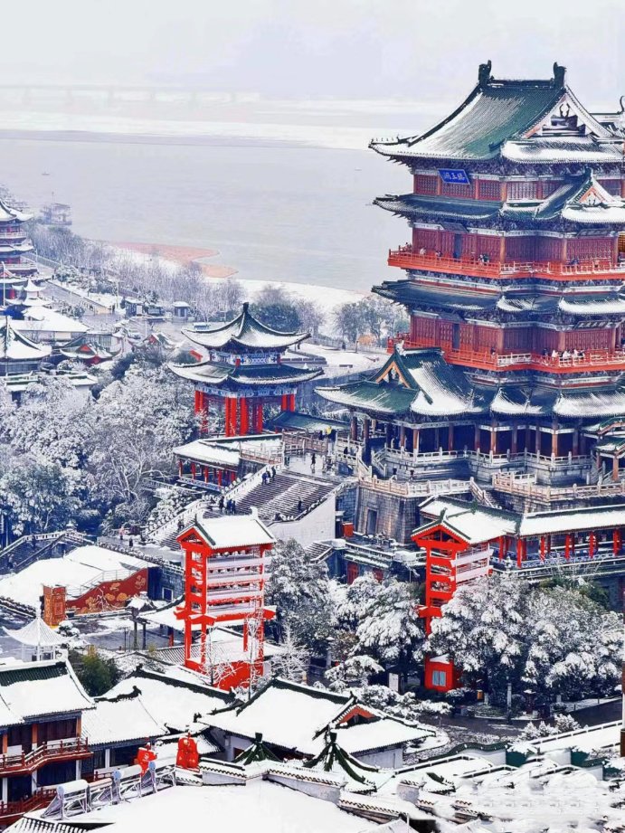 #江西大雪 #滕王阁
#2024年第一场雪

王勃要是看到大雪后的滕王阁，
估计上学的时候又得多背一首古诗了❄️❄️❄️