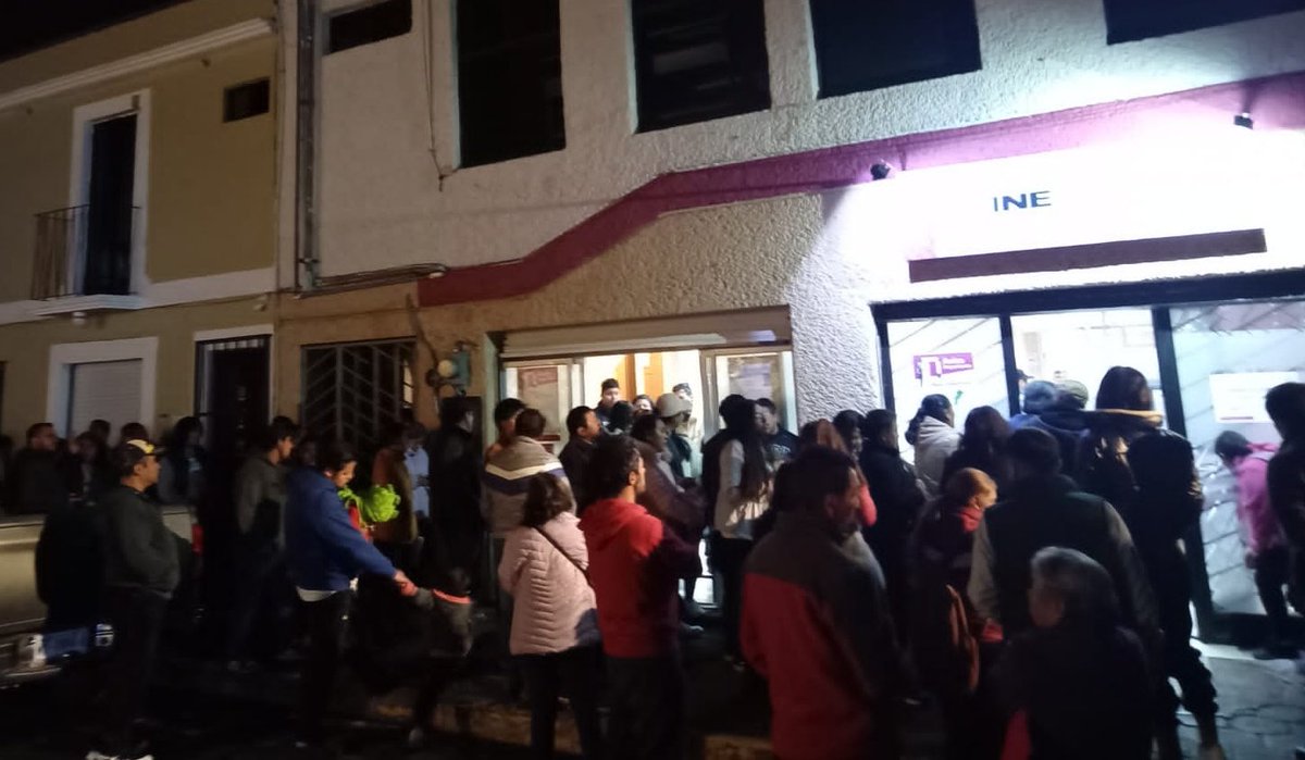 INE_Tlaxcala's tweet photo. 📍 #EstaNoche 
Trabajadores (as) de los seis módulos fijos del #INETlaxcala atienden a la ciudadanía este 22/ENE, fecha límite para altas o actualización en #CredencialParaVotar. 
Sin incidentes transcurre la jornada que cierra a las 24 hrs. 
🥇 #OrgulloINE 👌#CompromisoINE https://t.co/V2tzHxbcOG