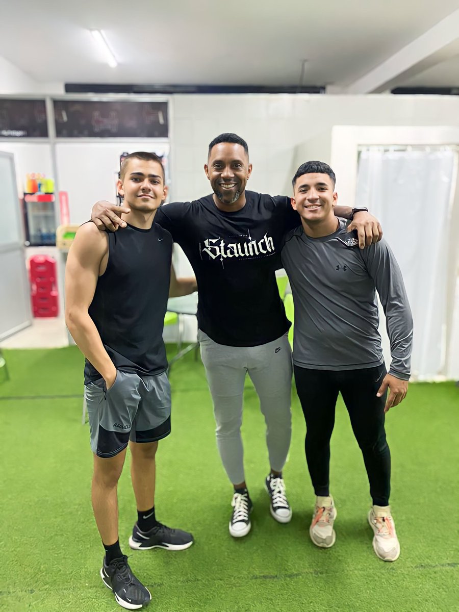 RonJosF3B's tweet photo. Con los rookies... 🔥#gym https://t.co/IkTDRw5wmz