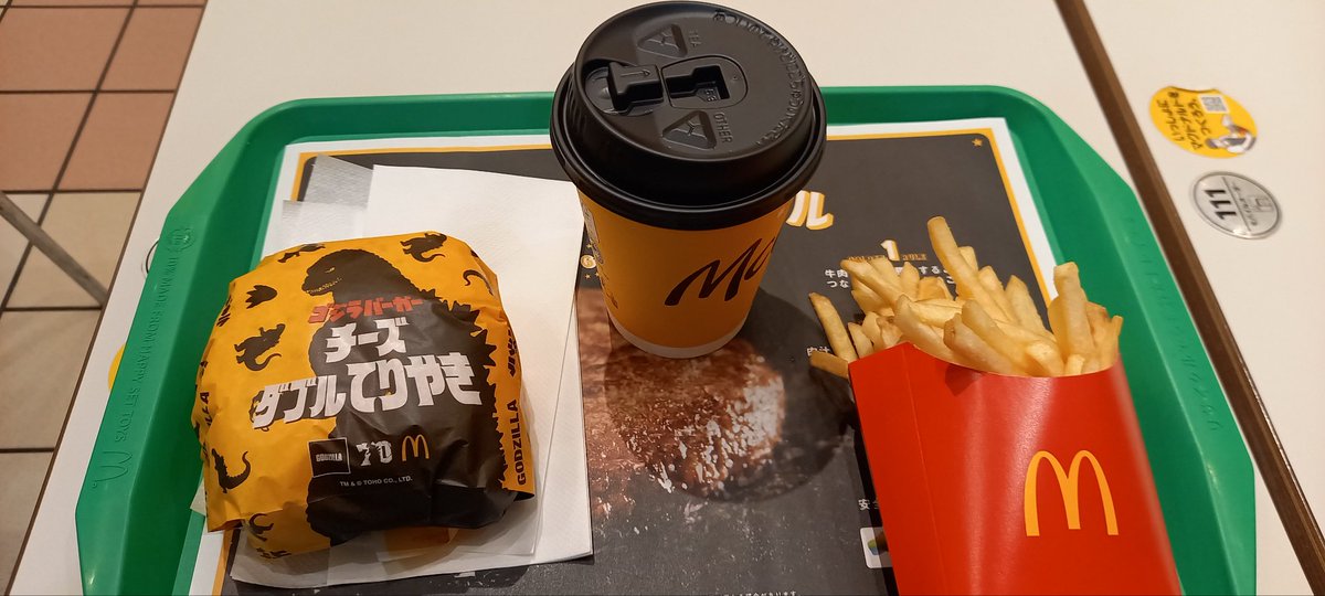 hazetsuri's tweet photo. #マクドナルド の #ゴジラバーガー の #チーズバーガーダブルてりやき と #コーヒー  #ポテト のセットを��取。#てりやきソース に #チーズ 等の相性が良い感じでした。#ハンバーガーチェーン店
#広島ランチ https://t.co/bGFSN4YeKC