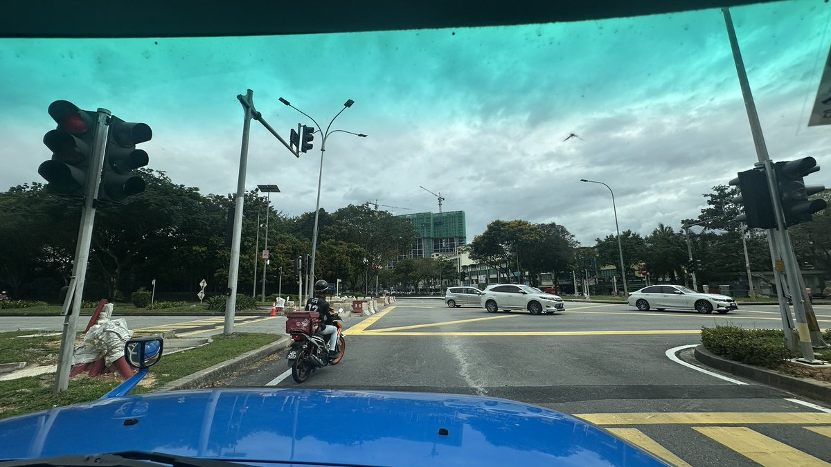 aiie123's tweet photo. @pjcitycouncil mohon penjelasan dan maklumat terkini mengenai kerja naik taraf lampu isyarat di ara damansara, kerana sejak seminggu lalu tiada pergerakan kerja dan keadaan sedemikian mengganggu sistem lalulintas.l di kawasan tersebut. https://t.co/PY1Ka5BNR2