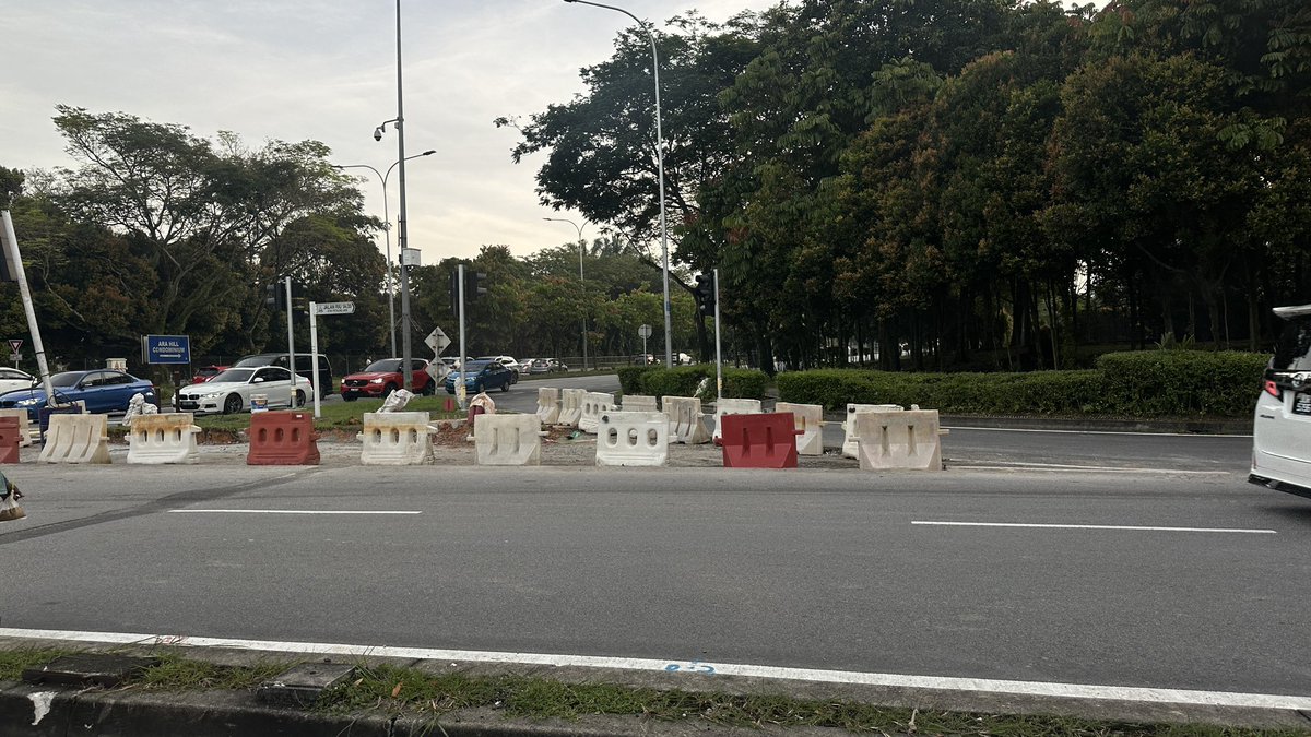 aiie123's tweet photo. @pjcitycouncil mohon penjelasan dan maklumat terkini mengenai kerja naik taraf lampu isyarat di ara damansara, kerana sejak seminggu lalu tiada pergerakan kerja dan keadaan sedemikian mengganggu sistem lalulintas.l di kawasan tersebut. https://t.co/PY1Ka5BNR2
