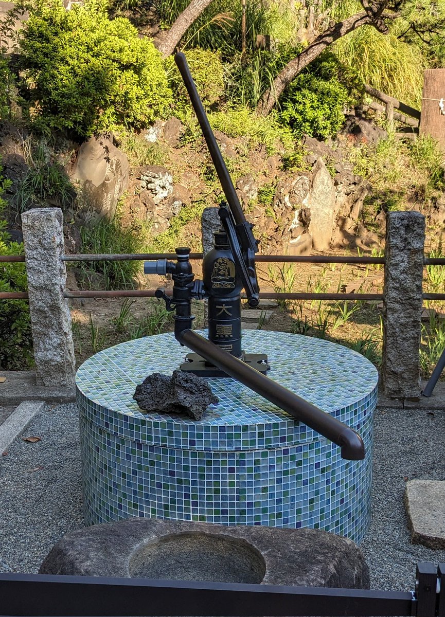 渋谷区千駄ヶ谷、鳩森八幡神社。将棋の聖地でもあるこの神社、境内の片隅には、最近できた手彫りの井戸があります。
#鳩森八幡神社　#明日どこいく