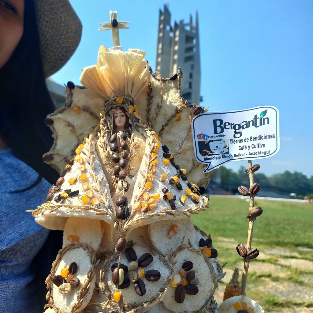 bergantintv's tweet image. Cada año es tradición la familia Arabia Contreras junto a la artesanos se  crean y confeccionan un traje para la Virgen del Valle con la producción de las cosechas de. Asabe, cafe Maíz y láminas de casabe de Bergantín, comunidad rural del municipio Simón Bolívar.