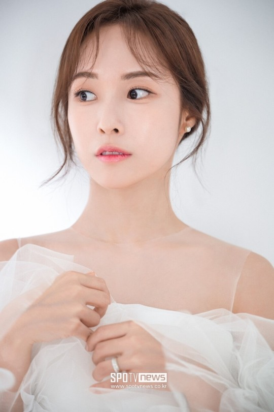 KDramaHandle's tweet photo. Former #ToppDogg member #Gohn (#KimDongsung, 32) and actress #JungDaya (34), known for #RoundingOff3, will marry in Seoul on January 27. https://t.co/xwcjtTDtKH