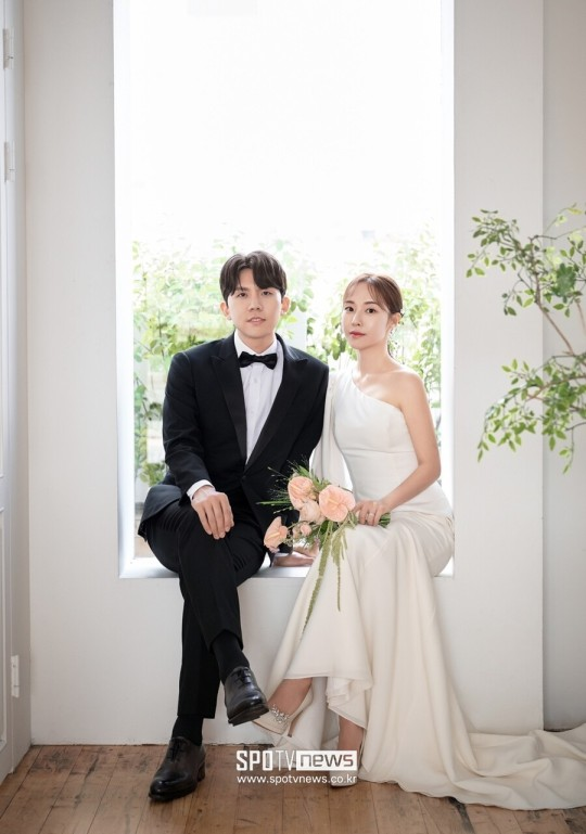 KDramaHandle's tweet photo. Former #ToppDogg member #Gohn (#KimDongsung, 32) and actress #JungDaya (34), known for #RoundingOff3, will marry in Seoul on January 27. https://t.co/xwcjtTDtKH