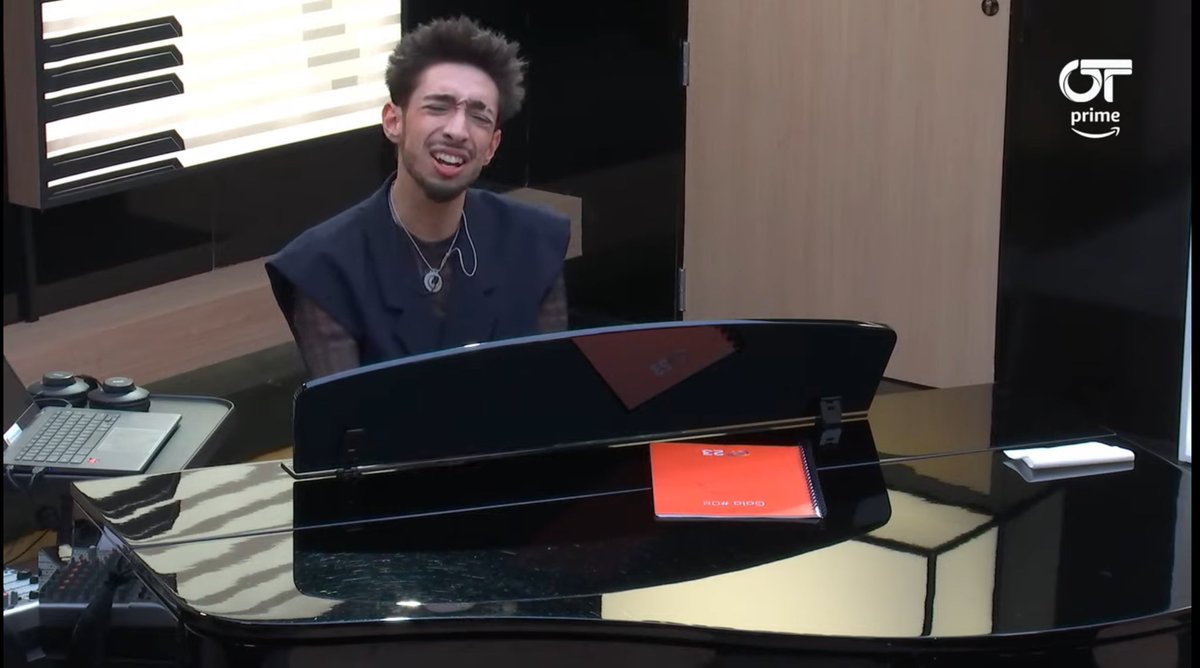 paul acaba de llegar a la academia y ya se sentó en el piano a trabajar y a ensayar su canción, se merece quedarse más que nadie  #OTGala8