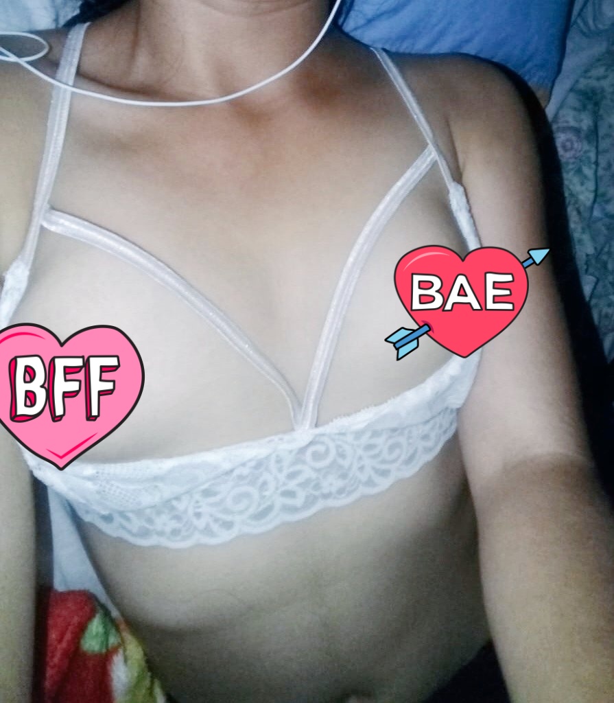 Andreinaxbb's tweet photo. Mis amores, alguien tiene una cuenta Netflix qué me pueda prestar? Recibirá un rico regalo esta noche 🔥🥵😈 https://t.co/9UTlDKOjFQ