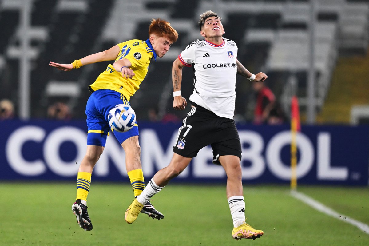 A Carlos Palacios "le seduce la idea de Boca", pero Colo Colo lo quiere retener Carlos Palacios jugando para Colo Colo frente a Boca.