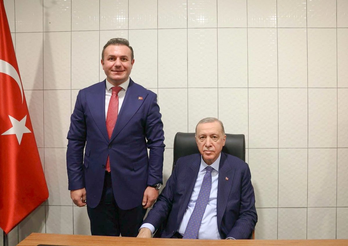 EmrahBEKTAS's tweet photo. Kıymetli Hemşerilerim,
Çiftlikköy tüm hemşerimizle birlikte ortak sevdamızdır.
Şehrimizin büyümesi, kalkınması ve gelecekte daha yaşanabilir bir kent olması, bizim en büyük arzularımızdandır.
 Şehrin tüm dinamikleriyle iletişim kurarak onların nazik kabullerine ve muhabbetlerine mazhar olduk.
 Seçim çalışmalarında görülebilecek nitelikte bir mücadeleyi aday adaylığımız sürecinde sergileyip, çok sayıda esnafımız ve vatandaşlarımızla derin sohbetler ettik ve bizleri bağrına bastıklarını gözlemledik.
  Mümkün olduğu kadar her anını sizlerle paylaşmaya gayret ettiğim çalışmalarımın neticesinde şunu ifade etmeliyim ki,hemşerilerimizle kalbimiz bir atmaktadır ve gönül köprülerimiz sapasağlamdır.
  Sizlerin muhabbetine ve en önemlisi de şahsıma yönelik duyduğunuz büyük güvene layık olmaya çalışacağım.
  Çiftlikköy’ümüze duyduğum sadakatle, sahip olduğum bilgi ve tecrübelerimi başta şehri yönetenler olmak üzere, ortak derdi Çiftlikköy olan tüm dostlarımızla paylaşmaya devam edeceğim.
Kadere iman etmiş, nasibe inanan bir kardeşiniz olarak, en hayırlısı buymuş diyerek şehrimiz için gayretimi daha fazla artıracağımdan kimsenin şüphesi olmasın.
 Gayret bizden, Tevfik Allah’tandır.
 Cumhurbaşkanımız Recep Tayyip Erdoğan’ın liderliğinde, heyecanımızı daha da artırarak ülkemiz ve geleceğimiz için mücadele etmeye devam edeceğiz. 
 Cumhurbaşkanımız Sn.Recep Tayyip Erdoğan başta olmak üzere Milletvekillerimiz Sn.Ahmet Büyükgümüş,Meliha Akyol ve İl başkanımız Sn.Umut Güçlüye, İlçe Başkanımız Sn.Serdar Kaya ve  değerli yönetim kurulu üyelerine, partimizin kadın ve gençlik kollarında emek veren teşkilat üyelerimize ve partimize gönül veren tüm gönüldaşlarımıza şahsıma gösterdikleri teveccühten dolayı şükranlarımı sunuyorum.
Cumhurbaşkanımızın takdiriyle  aday olan Başkan adayımız Sn.Recep Hacı’yı tebrik ediyor, bu kutlu vazifede kendisinin her daim yanında olacağımı belirtmek istiyorum.