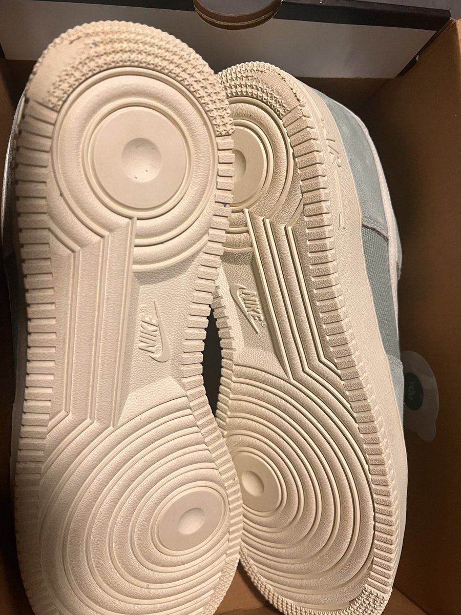 AIRMAXX_90's tweet photo. Desiree ordered these AF1s for me as a birthday gift from @Nike and this how they came no paper in the box no shoe trees in the shoes…mfs tied up tight as hell lol the sole is worn down and they dirty lol like WTF 
 
all they can do is give a 20% discount code  

@nikestore https://t.co/PZBt0krTrA
