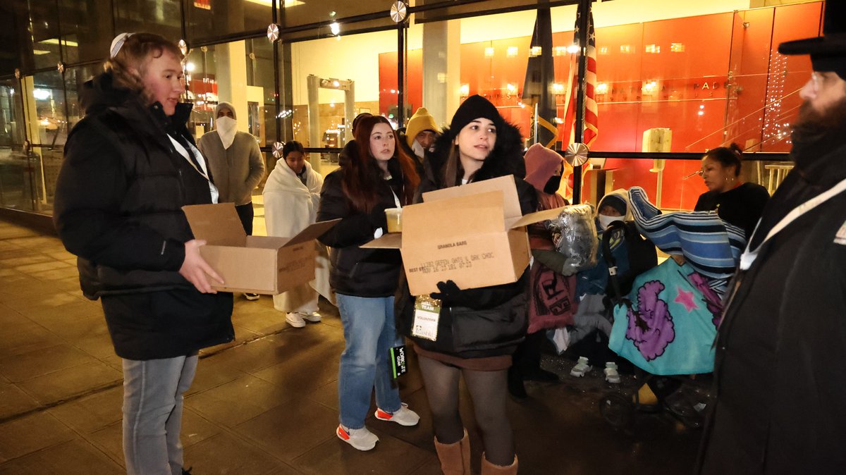 MasbiaRelief's tweet photo. Columbia-Barnard #ChallahForHunger with the #MasbiaReliefTeam helped migrants who were spending the night in the cold outside the Federal office building waiting to make their asylum claim with soup, granola-bars, hand warming pads & more.
Join Us:👇
https://t.co/ydvzwrxpRQ https://t.co/fID8PBVFGG
