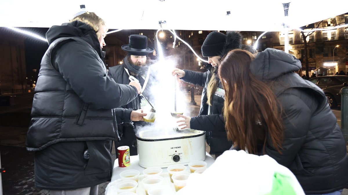 MasbiaRelief's tweet photo. Columbia-Barnard #ChallahForHunger with the #MasbiaReliefTeam helped migrants who were spending the night in the cold outside the Federal office building waiting to make their asylum claim with soup, granola-bars, hand warming pads & more.
Join Us:👇
https://t.co/ydvzwrxpRQ https://t.co/fID8PBVFGG