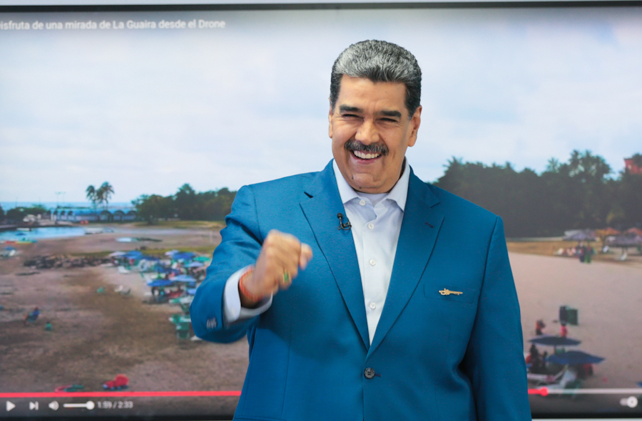 PresidencialVen's tweet photo. #EnVivo 📹 | “Le digo a los venezolanos y venezolanas, hay que estar en alerta permanente. Nervios de acero. Calma y cordura. Máxima movilización popular que el equipo gana. Nosotros lo que vamos es pa’ lante. Con el favor de Dios Padre todopoderoso, con las bendiciones del pueblo de Venezuela, nosotros seguiremos vivos, trabajando, construyendo y victoriosos. Tengan la seguridad de ello. No han podido ni podrán”, reiteró el mandatario nacional @NicolasMaduro